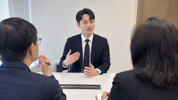 면접에서 1분 자기소개를 하는 취업 지원자 모습